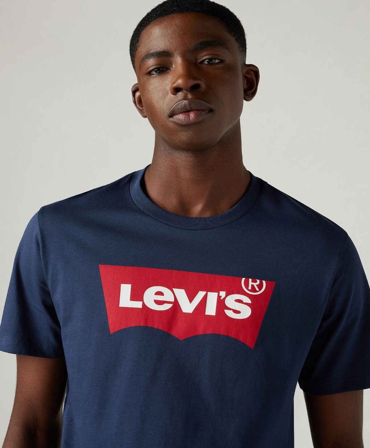 0139| T-SHIRT GRAPHIC SET-IN NECK LEVIS
